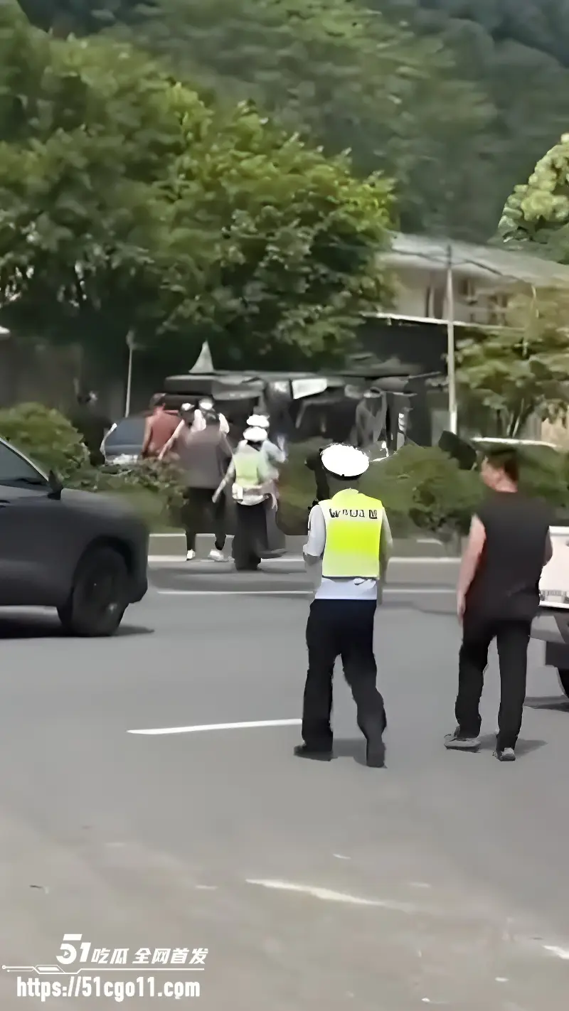 广东潮州 溪口路段重大交通事故 大货车硬刚旅游大巴 事故造成6人死21伤! 图1
