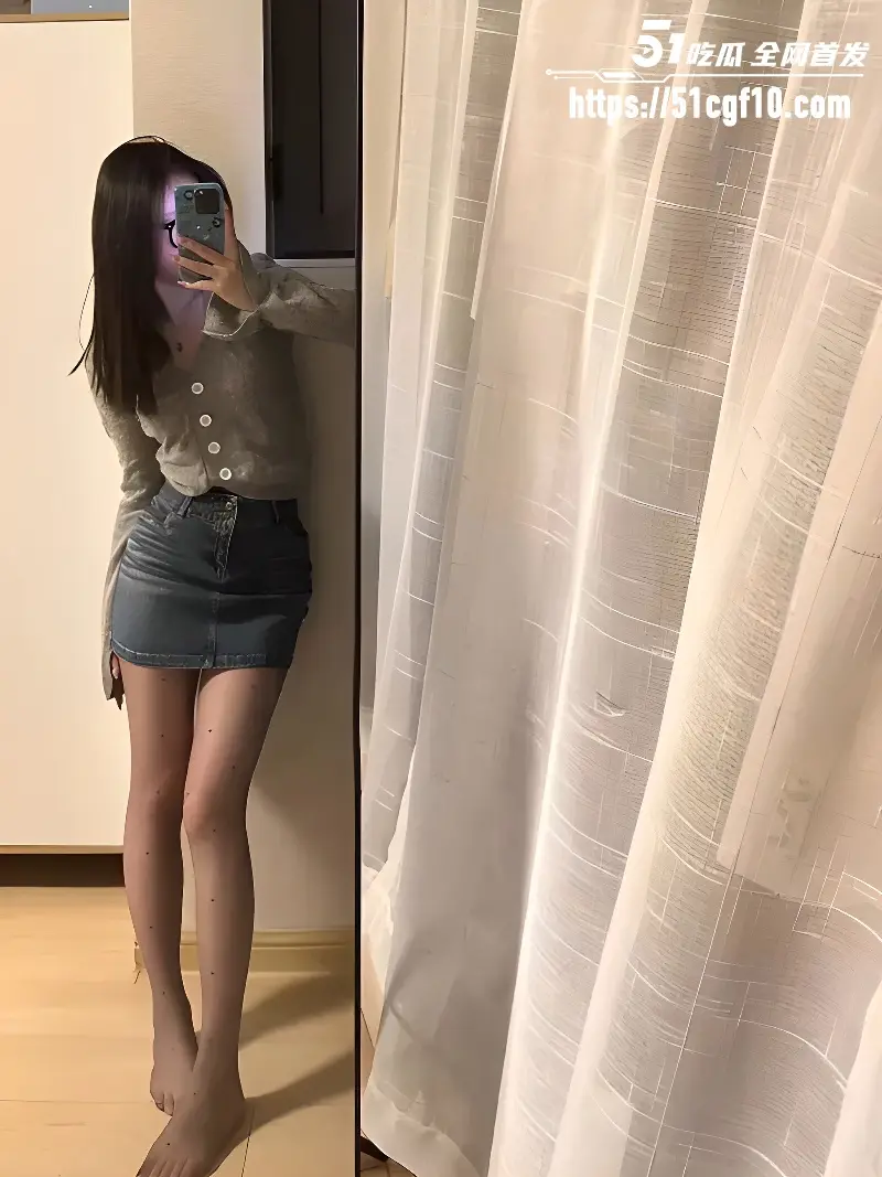51嗨聊主播 小湿妹 穿性感肉丝掰肛自慰 水晶棒猛捣宫腔 呻吟销魂诱人！ 图1