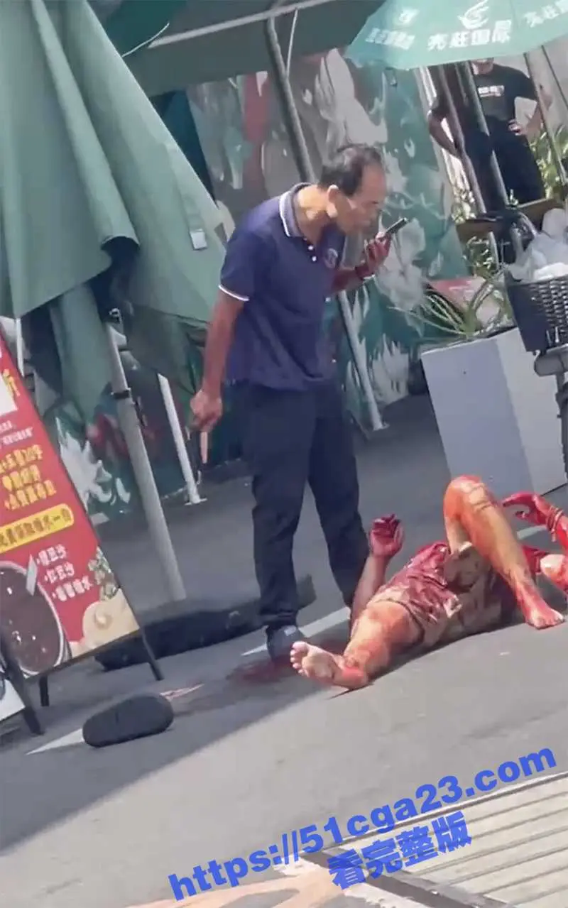 广州东晓南街头惊现持刀屠夫！男子被压地上当猪屠宰 血流满地 现场画面触目惊心！ 图3