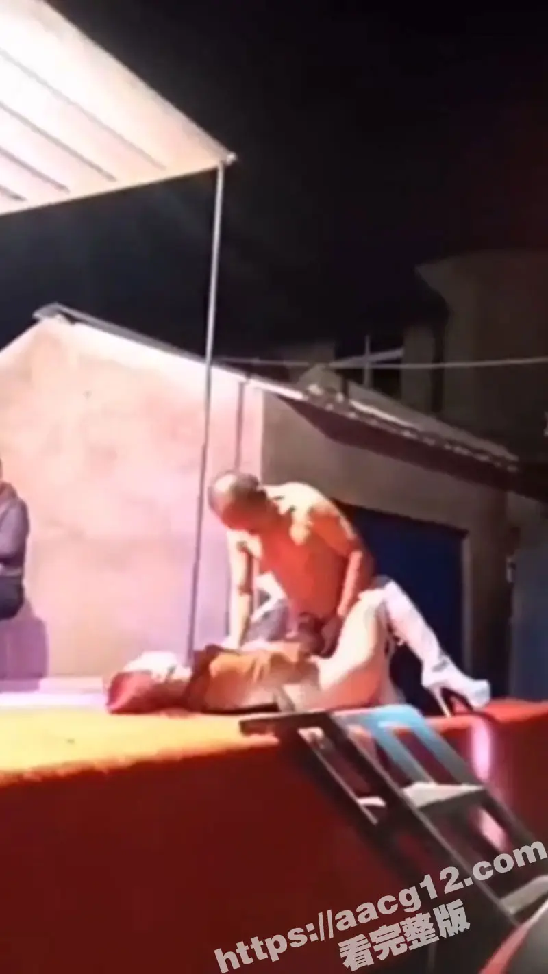惊爆!乡村晚宴现场惨案!妖娆舞娘登台献艺 却被饥渴老登强行推倒施暴 全场群众瞠目结舌! 图1