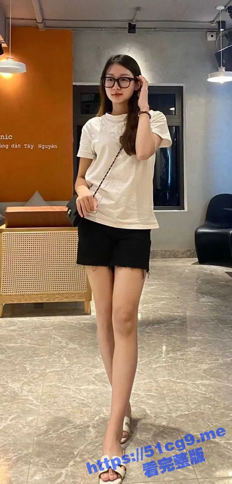 越南极品河内师范大学反差婊【孟雪菲manh tuyet phi】被金主爸爸在酒店狂草自拍视频流出 图1