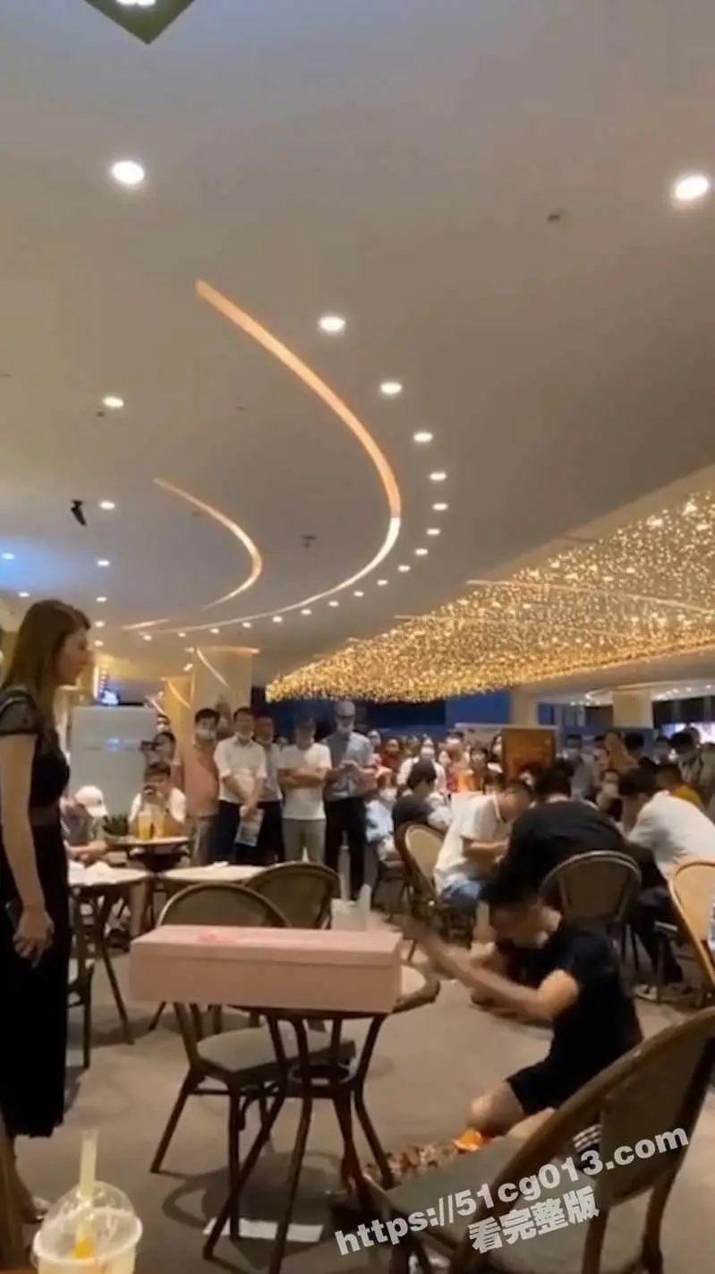 炸裂吃瓜 小个子男生餐厅当众表白 下跪磕头躺地耍无赖 不答应我就不起来 想玩小马拉大车是吧? 图6