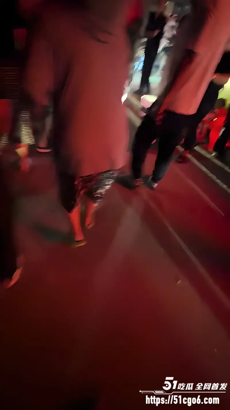 河北廊坊胜芳广场 女主播出轨榜一大哥被抓奸 现场人山人海 真是看热闹不嫌事大! 图9