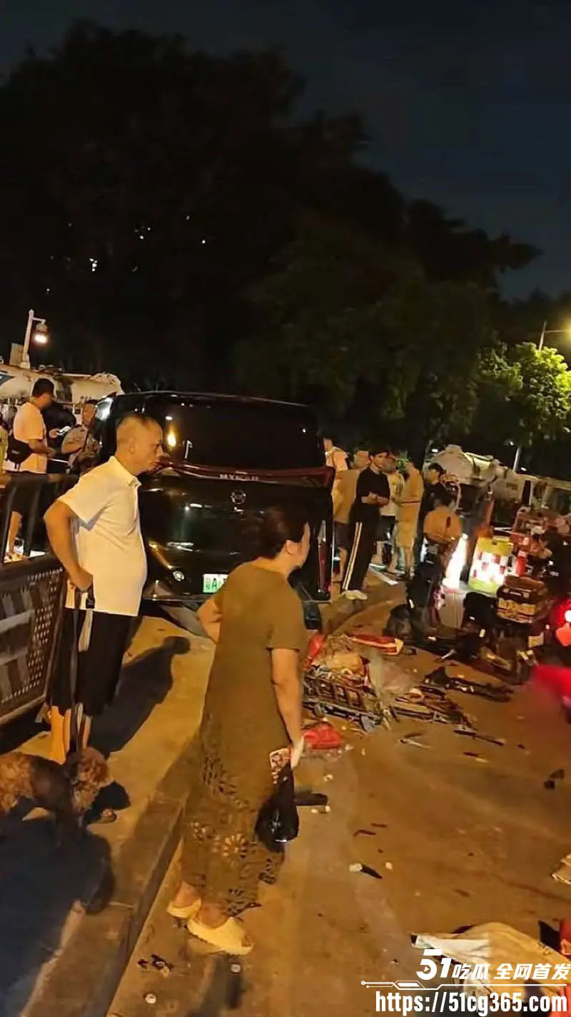 广州海珠区车祸惊魂!新南路庄头公园北门6人受伤 40岁司机被控 现场惨烈无比! 图1