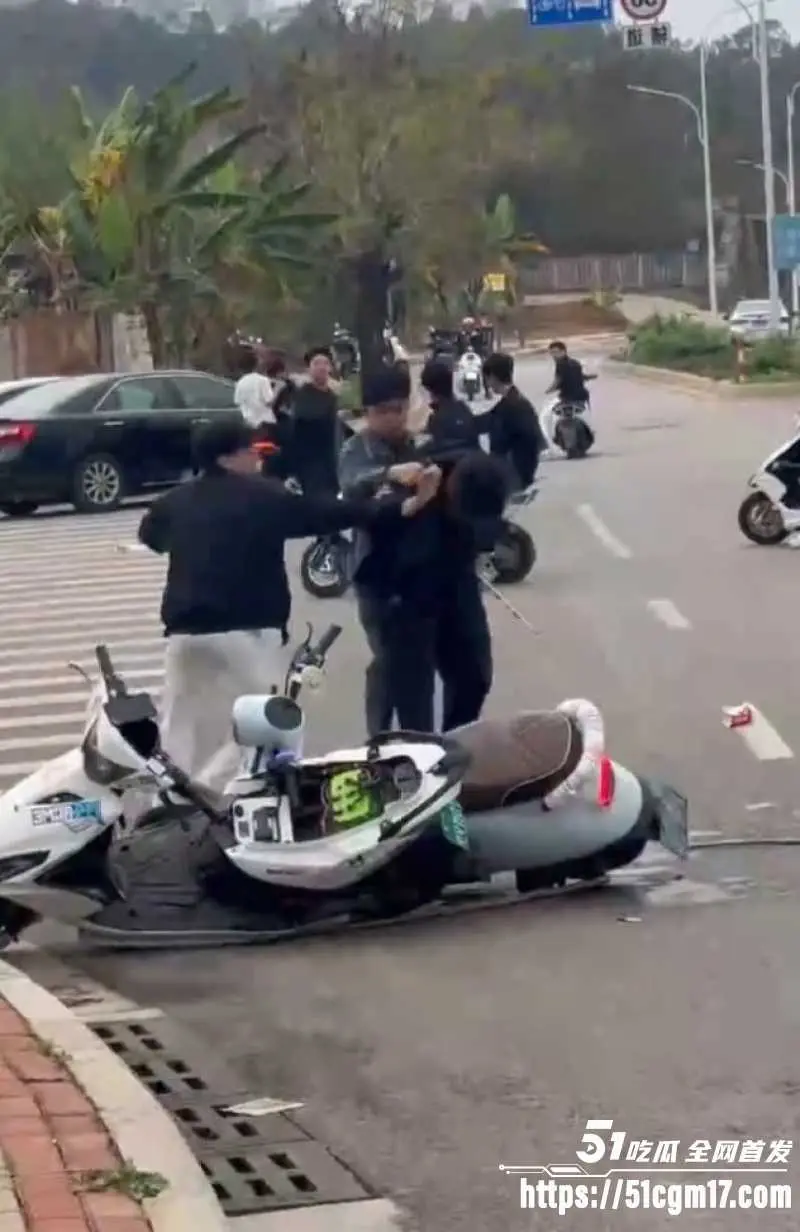 精神小伙打架现场 牛逼哄哄小胖 被阴招辣椒水喷眼 瞬间沦为群殴肉靶 场面一片混乱 图1