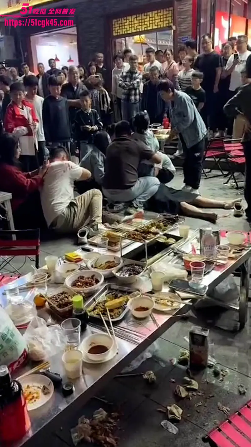 安徽淮北炸锅！女子怒怼邻桌抽烟 动手打人反被狂揍 电话召援兵群殴乱战 多人血溅当场！ 图4