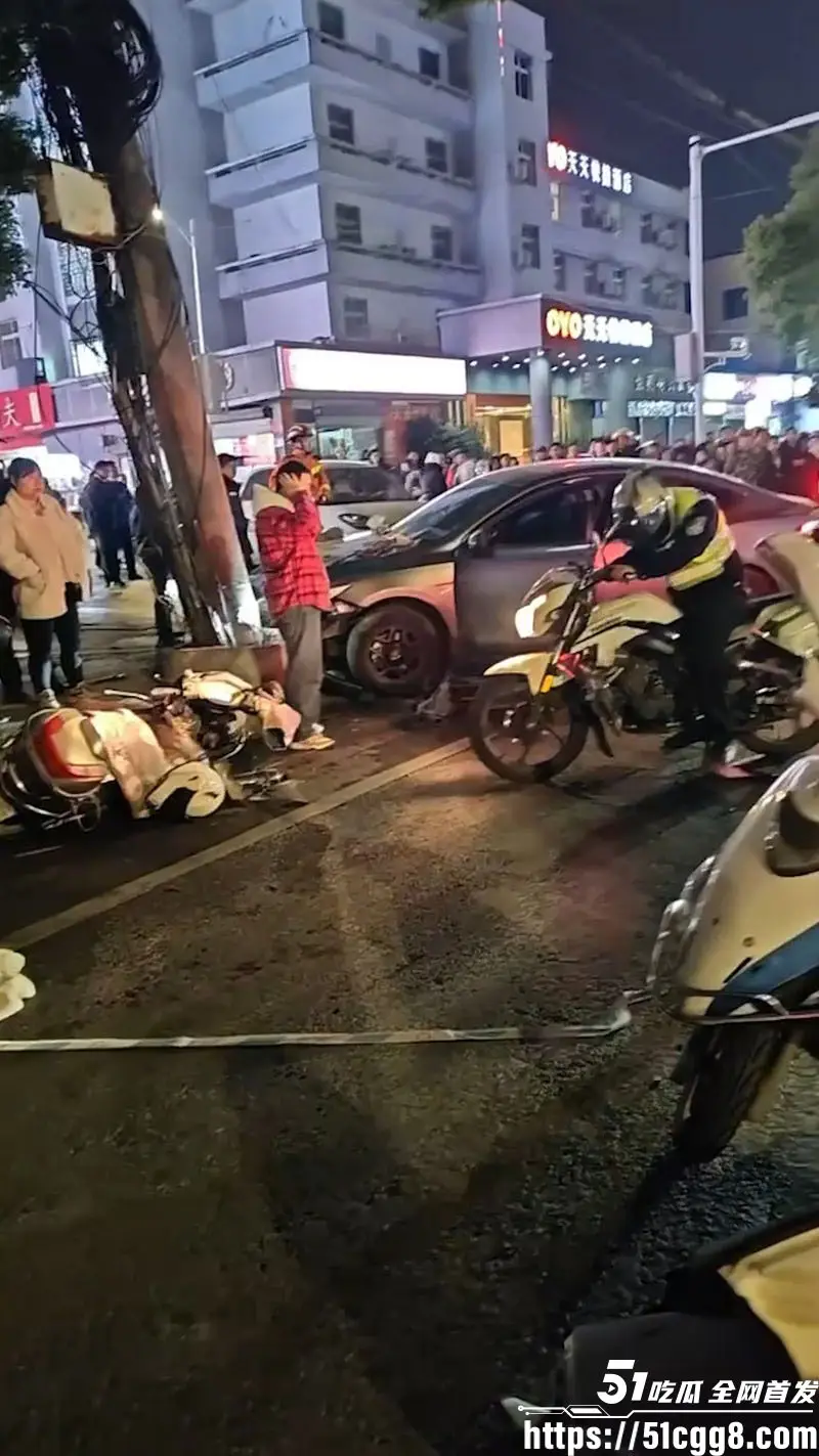 江西景德镇豪德贸易广场发生严重车祸 小轿车失控撞飞4辆两轮车 救护车来回两趟拉人 其中一人当场身亡! 图7