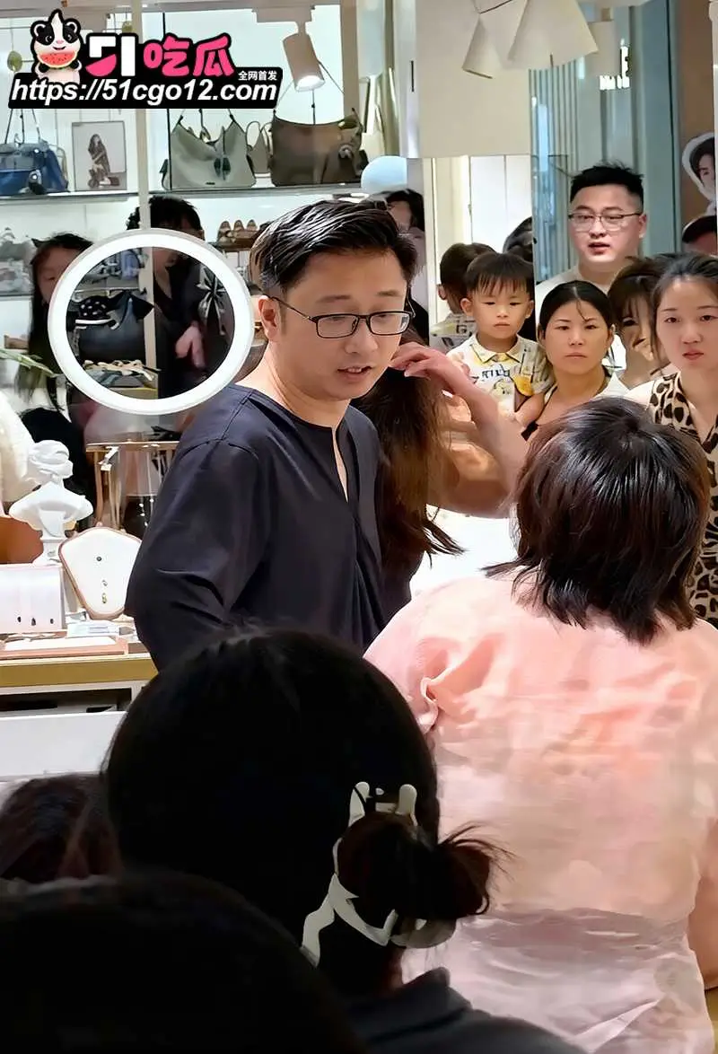 南通如皋吾悦广场 上演抓奸大戏 丈夫小三联手扭打正妻 身份被扒沦为全城笑柄 图3
