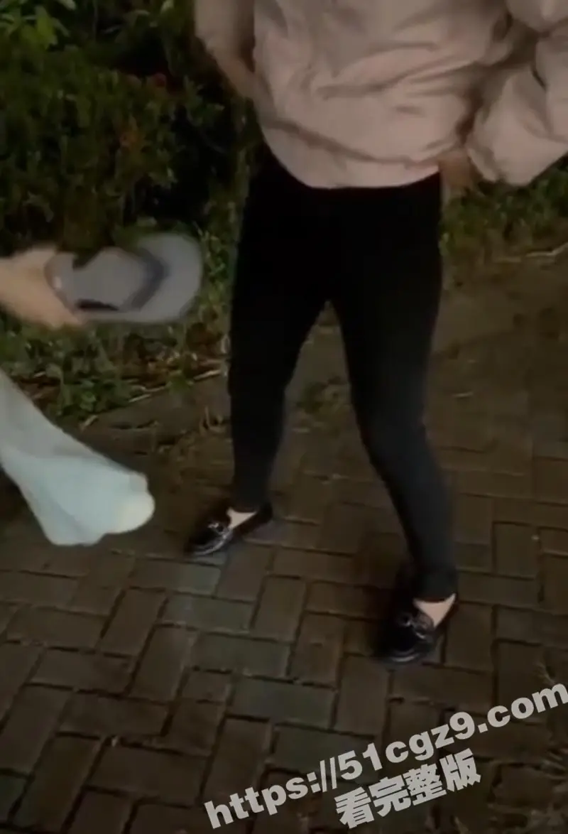 广西精神小妹深夜公园玩变态直播 为博眼球生吞燃烧纸巾 用拖鞋抽骚逼狠打小伙大屌 现场惨叫连连 图1