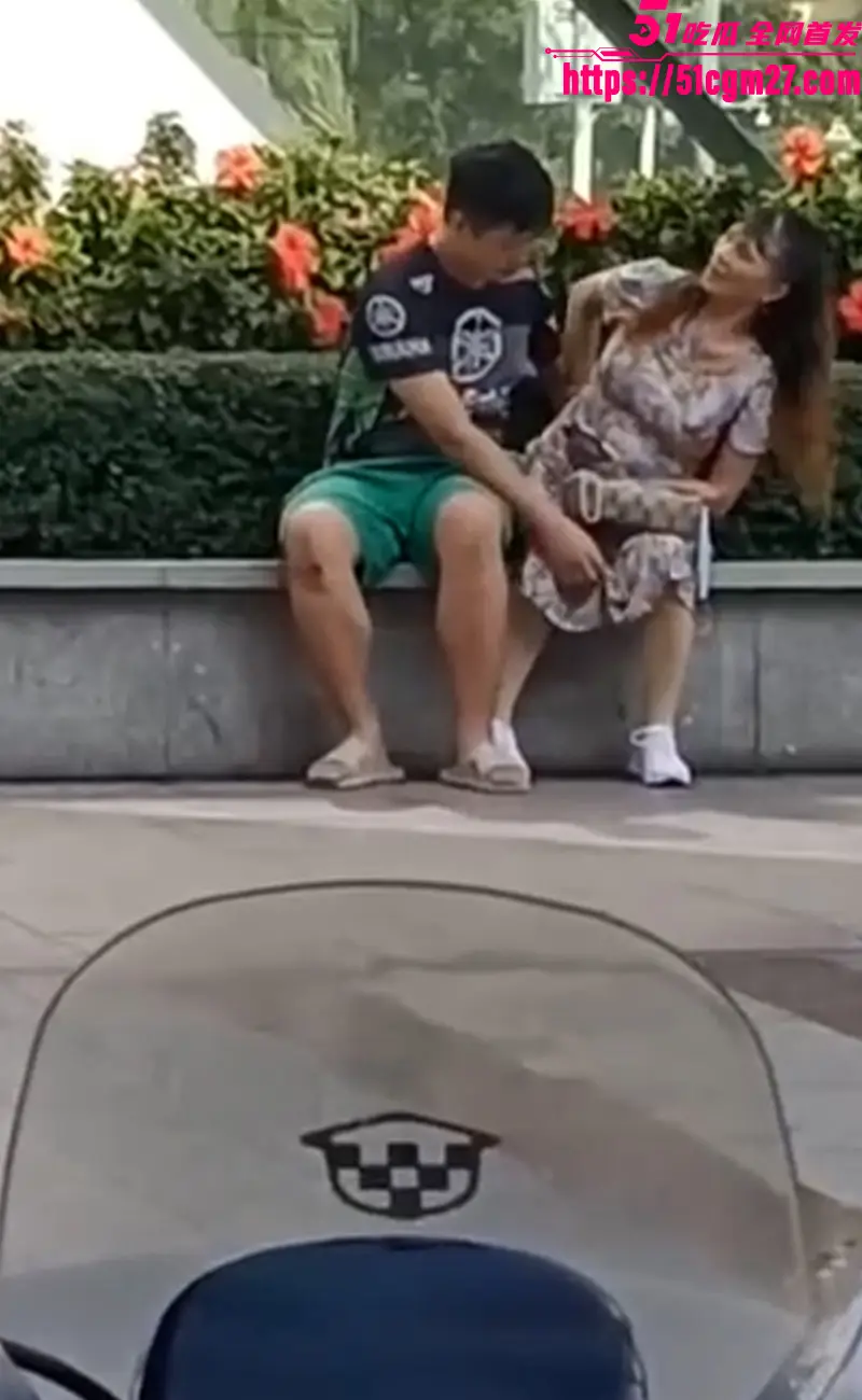 饥渴人妻当街和猛男激情热吻 掀开裙子狠摸屁股 毫不顾忌路人异样眼光! 图7