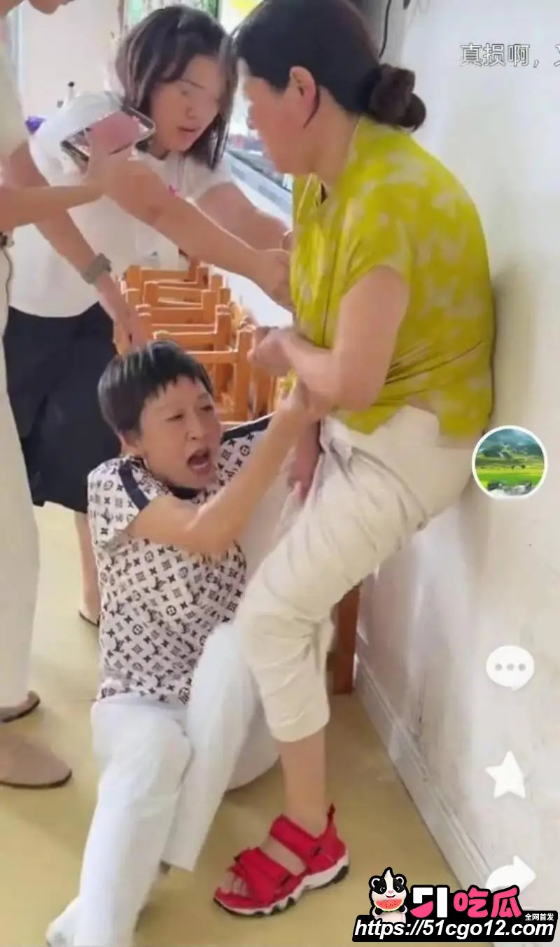 烟台莱阳幼儿园打人事件 女兵张姐7分43秒视频 逆天儿媳被包养猛料曝出! 图12
