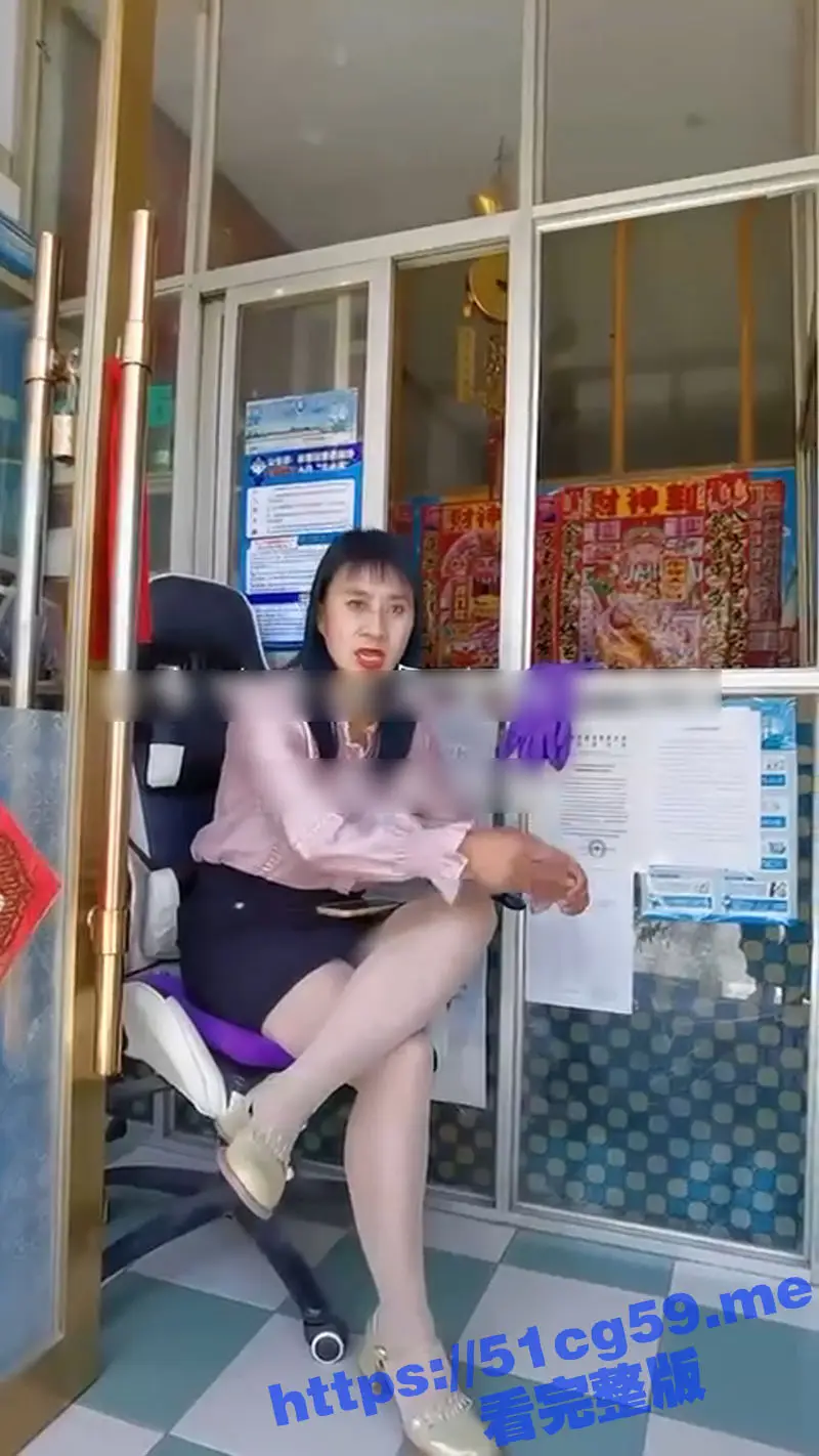 嫖娼偶遇老骚鸡 黑丝腿还不错但脸拉胯 老哥还没操上就被阿姨直接拒绝了! 图1