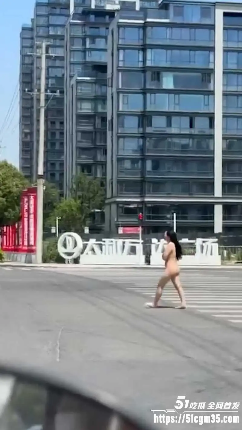 安徽阜阳太和万达女子裸奔事件 巨乳女子光身逛街 路人狂拍全网刷屏 图6