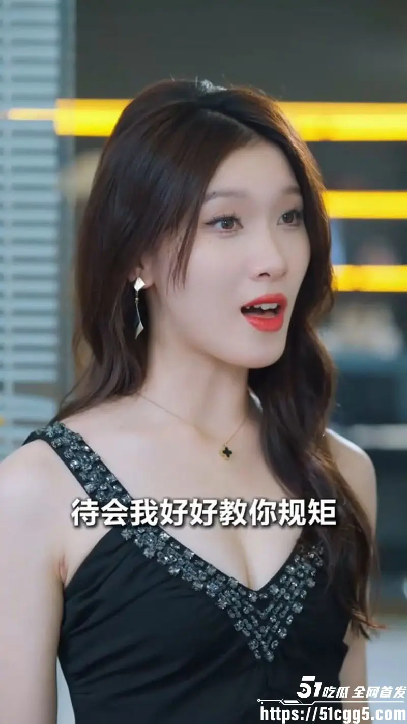 擦边短剧《家的诱惑》姐妹为抢一男彻底撕破脸 三人最终同床大战 喘息声响彻整栋楼! 图5