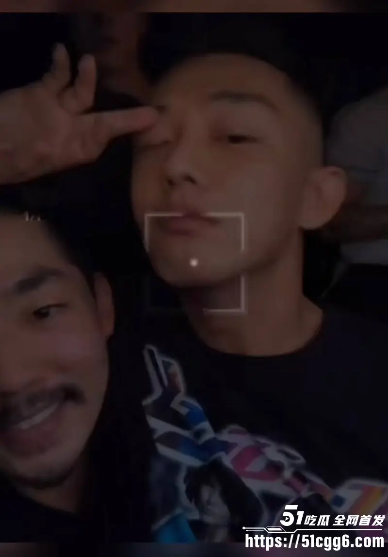 韩国影帝 刘亚仁 现身上海gay吧 现场与同性恋亲密互动 早期更被曝出因性侵被立案 远赴泰国约炮视频流出！ 图18