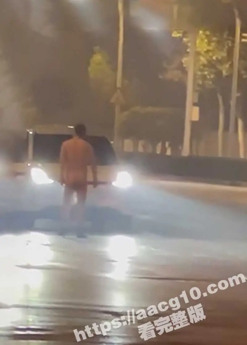 深夜出租车上演活春宫 裸男闹市区爬在出租车引擎盖上摆出各种撩拨姿势 街头上演限制级裸体车模戏！ 图6