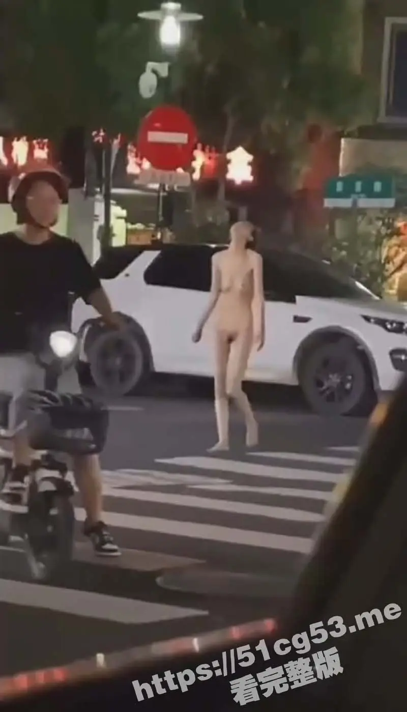 无锡惊现一女子裸奔 据传女子疑似失恋导致崩溃 在大马路上裸奔自慰 看着身材高挑纤细 怎么想不开呢 图1