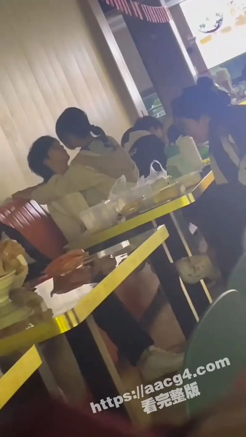 小情侣胆大妄在餐厅公开调情当众做爱 摸鸡巴摸奶子上演激情大片 众人也是你们play的一环吗 图4