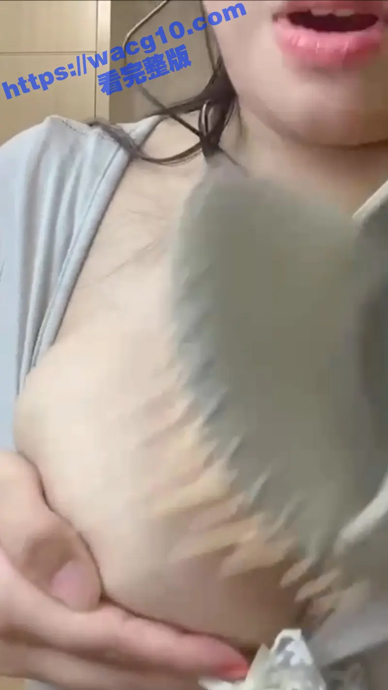 抖音巨乳网红低俗PK惩罚 输了拿牙签扎胸 看着都疼啊！这胸指定保真 要是假胸都能扎爆了！ 图3