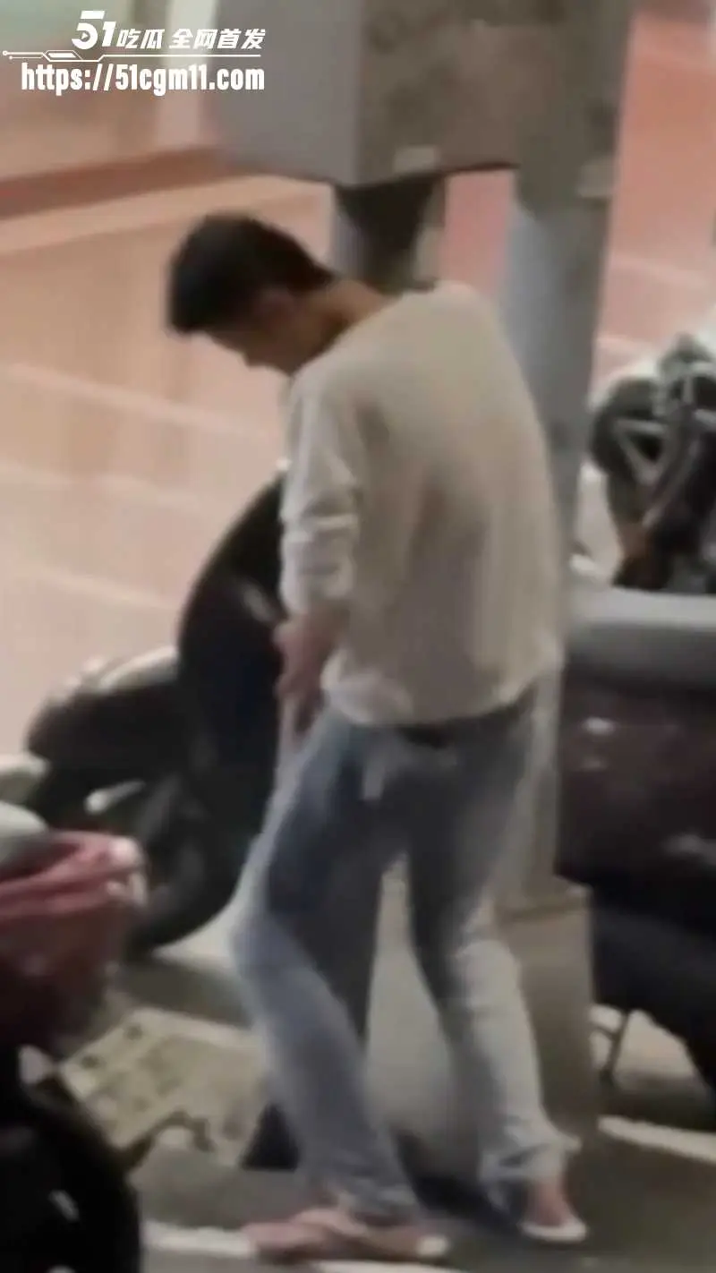 性压抑精神小伙 路边狂日电线杆 还发出怪异淫叫 奇葩画面直击笑点 这哥们儿到底憋了多少? 图6