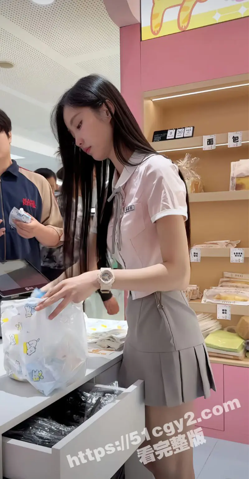 约炮好利来极品店员 颜值在线还可以体验制服诱惑 空姐不一定在飞机上 也有可能在好利来哦! 图6