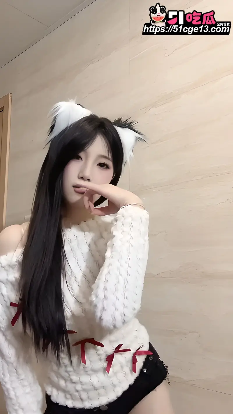 快手主播 小小张 变装热舞引富哥打赏 搔首弄姿一本正经的骚到想操她 图2