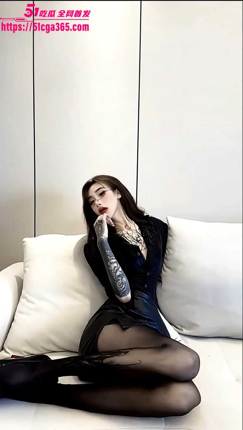 抖音网红纹身师 周璟瑜Yu 浑身刺青性感炸裂 直播真空漏点 大奶子乳晕清晰可见! 图2