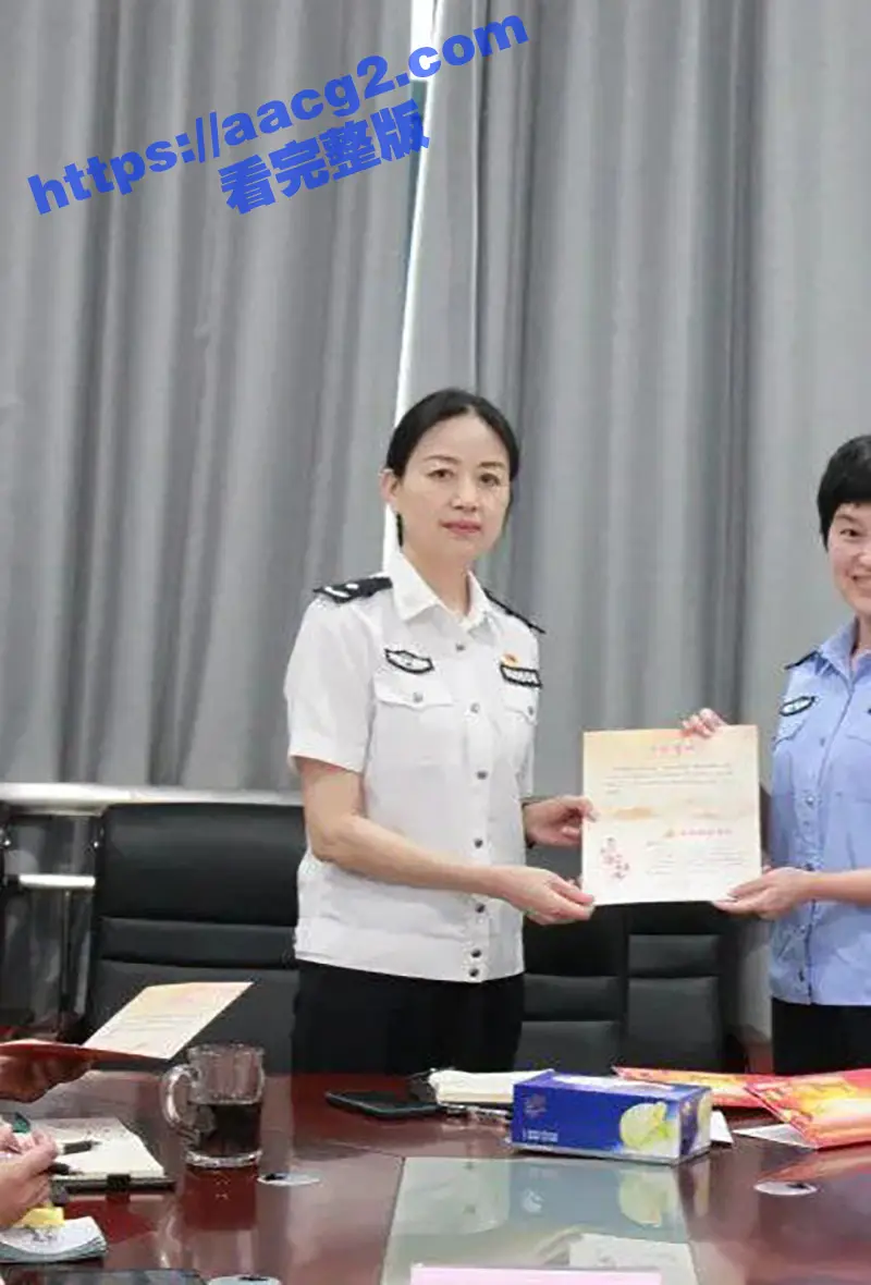 湖北省宜昌市公安局女局长 上厕所时竟惨遭偷拍 小穴全部曝光 连尿尿模样都被看得一清二楚 图1