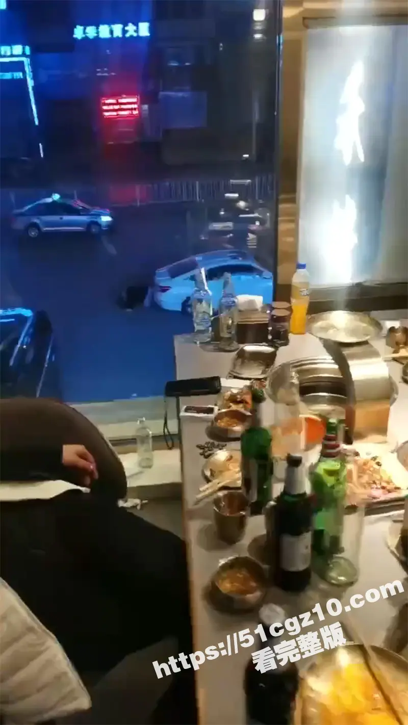 偷拍男女街头野战 一对中年男女 在车后路上激情接吻 这是要野战的节奏啊 有车不用玩的真花花 图1