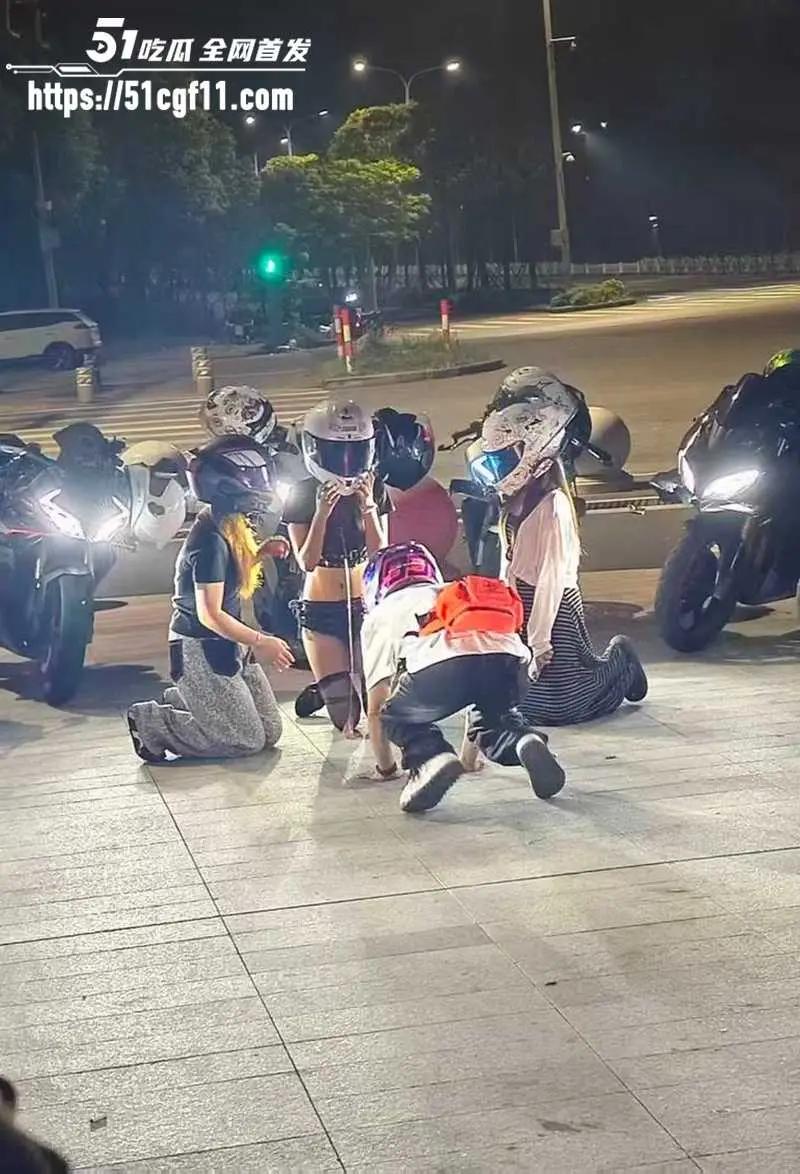 深夜街头现惊人一幕 花季少女当众栓绳跪爬 机车小伙牵引嬉笑 似狗奴公开调教 图3