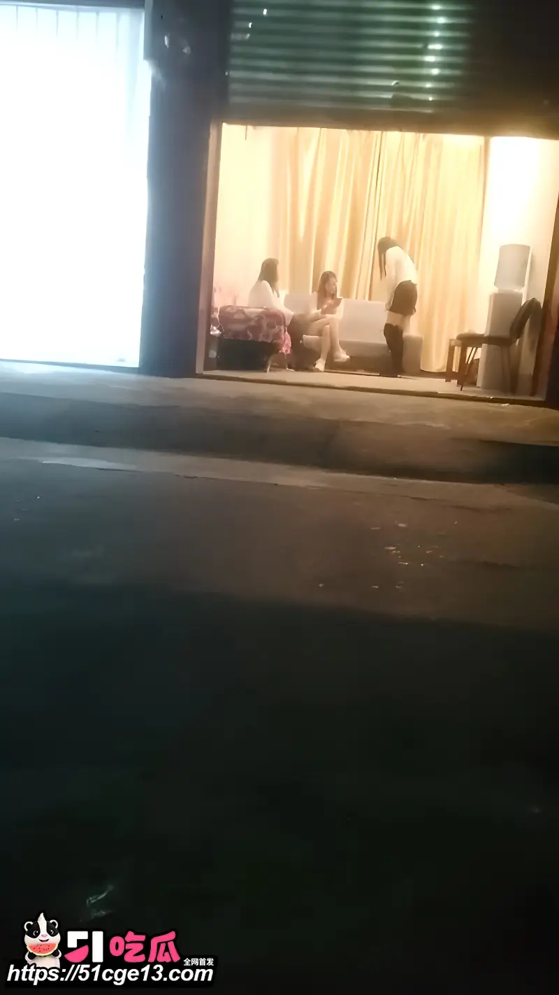 城中村嫖娼偷拍 花式猛干JK制服少妇 压在身下多姿势打桩狂草 被干到失神! 图4