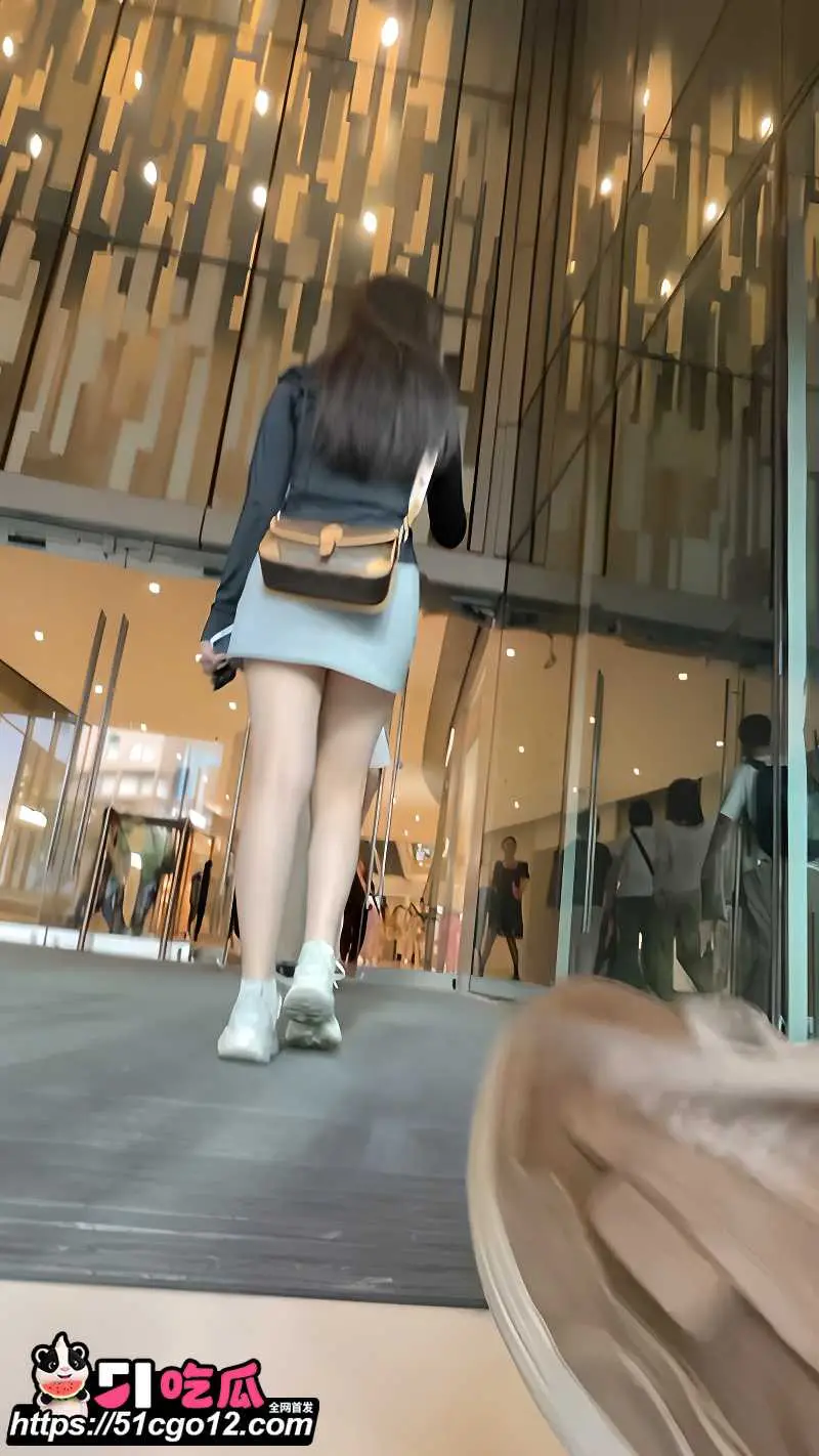 顶点大师系列 商场跟踪抄底多名嫩妹 低角度捕捉白内肥臀 裙底风光一览无余! 图3