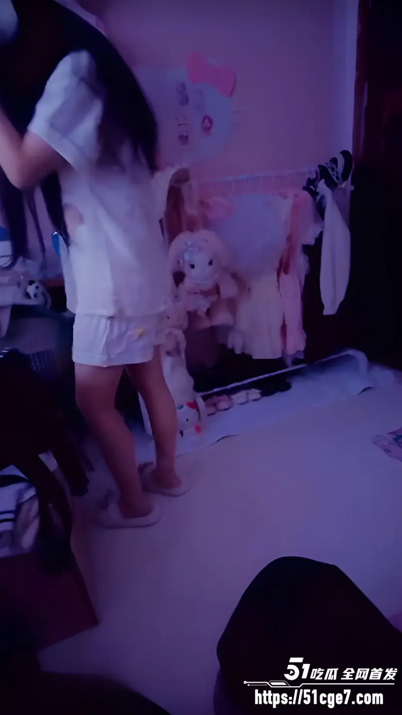51原创野猫小怪兽 约到一位顶级萝莉学生妹 穿睡衣白袜诱惑 解衣露乳猛操! 图1