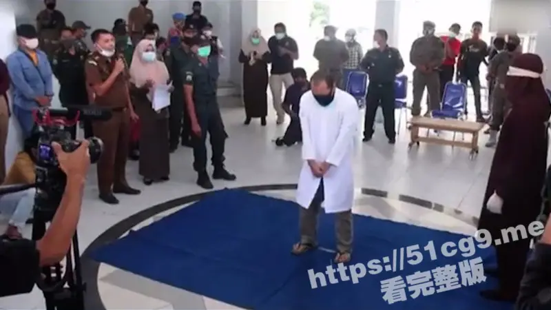 同样是gay 差距怎么这么大呢!印度尼西亚在公共场合羞辱鞭打同性恋者作为惩罚! 图1