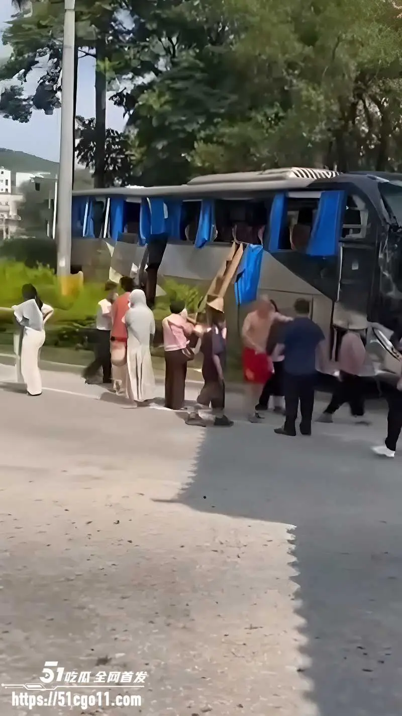 广东潮州 溪口路段重大交通事故 大货车硬刚旅游大巴 事故造成6人死21伤! 图2