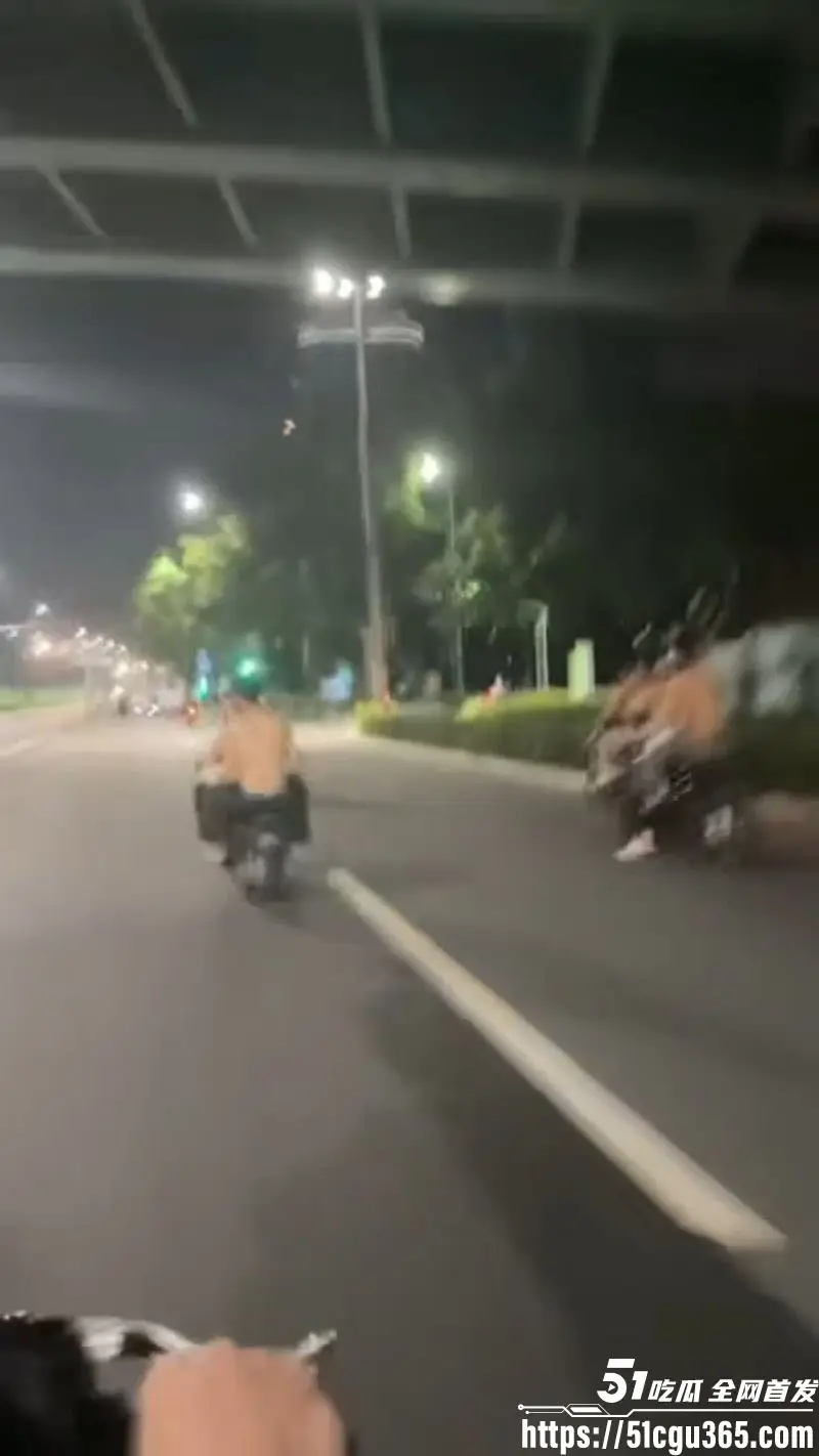 广东街头古惑仔重现！赤裸染发小哥棍棒齐飞 拳拳到肉血溅四方 飞车撞人惨叫震天 宛如20年前港片狂飙！ 图3