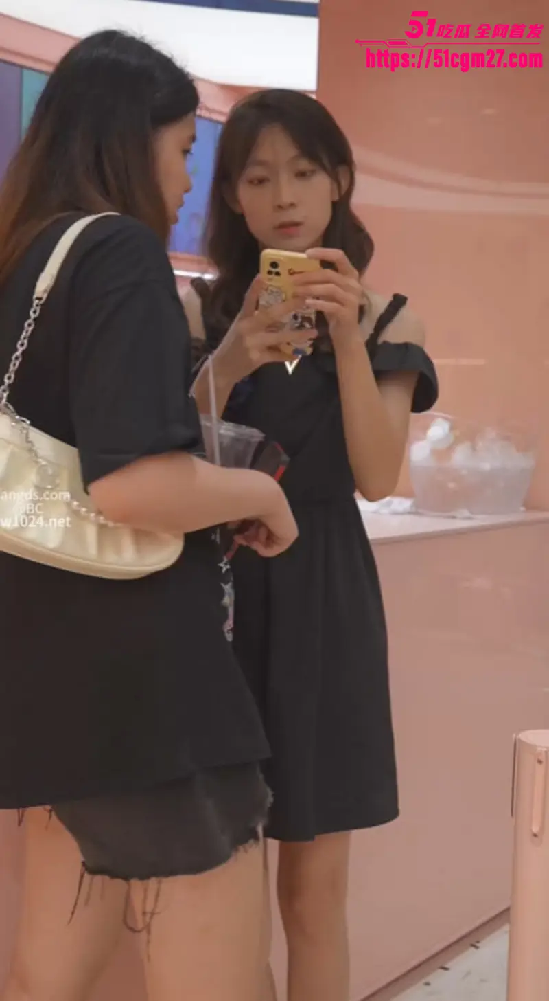 抄底大神商场偷怕 多位美女不穿内裤逛街 肥美鲍鱼勾人心扉 真是太刺激了！ 图2