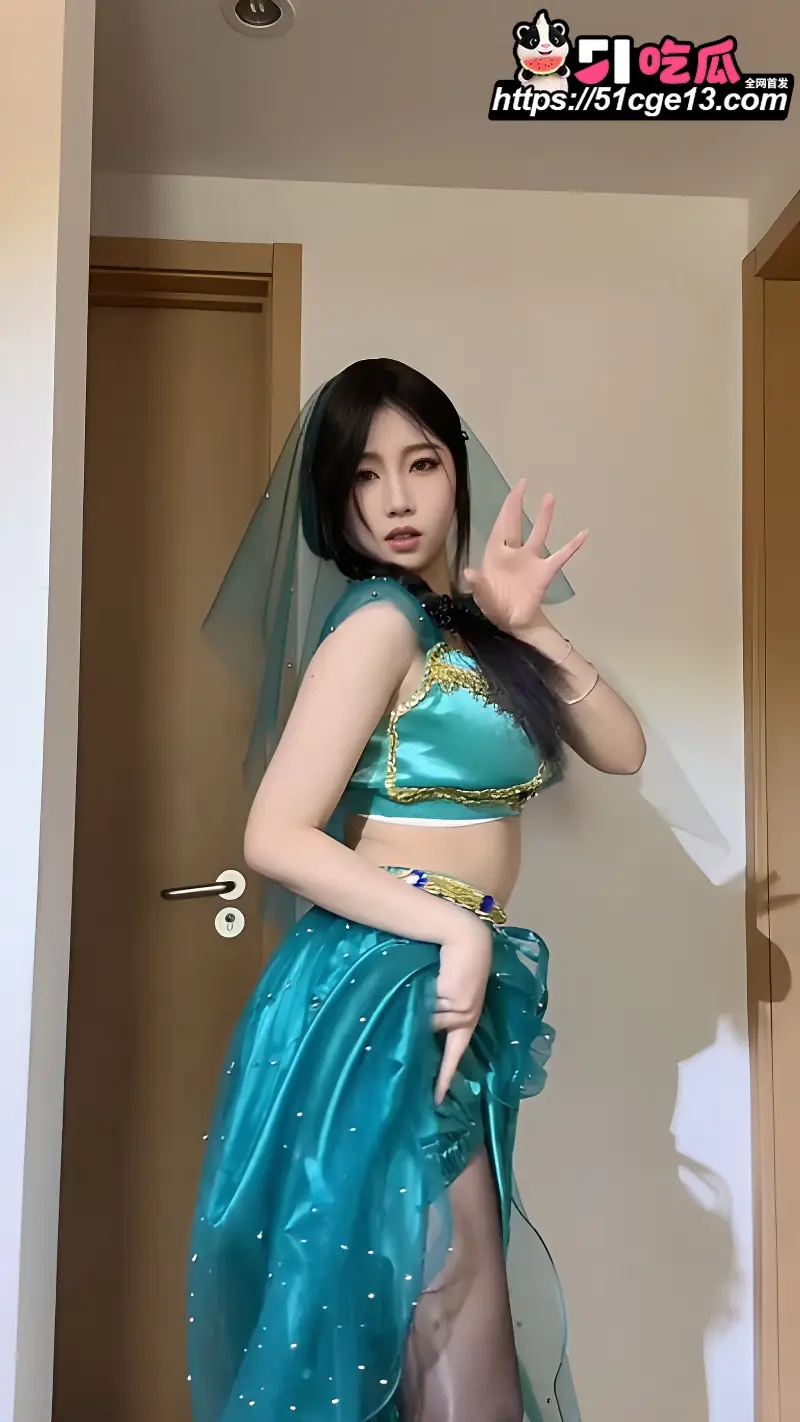 快手主播 小小张 变装热舞引富哥打赏 搔首弄姿一本正经的骚到想操她 图1
