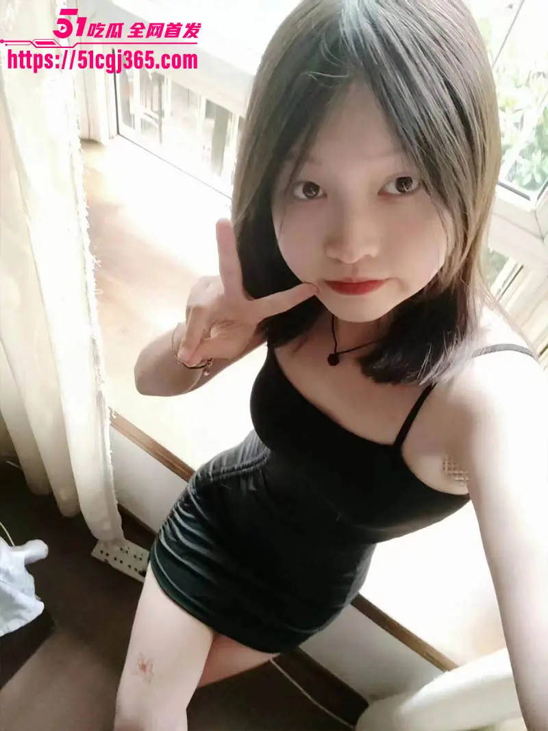 四川19岁大学女生 遭渣男曝光私密视频 无套打桩爆操 全程淫语浪叫：主人解开我 手好痛！骚到极致！ 图2