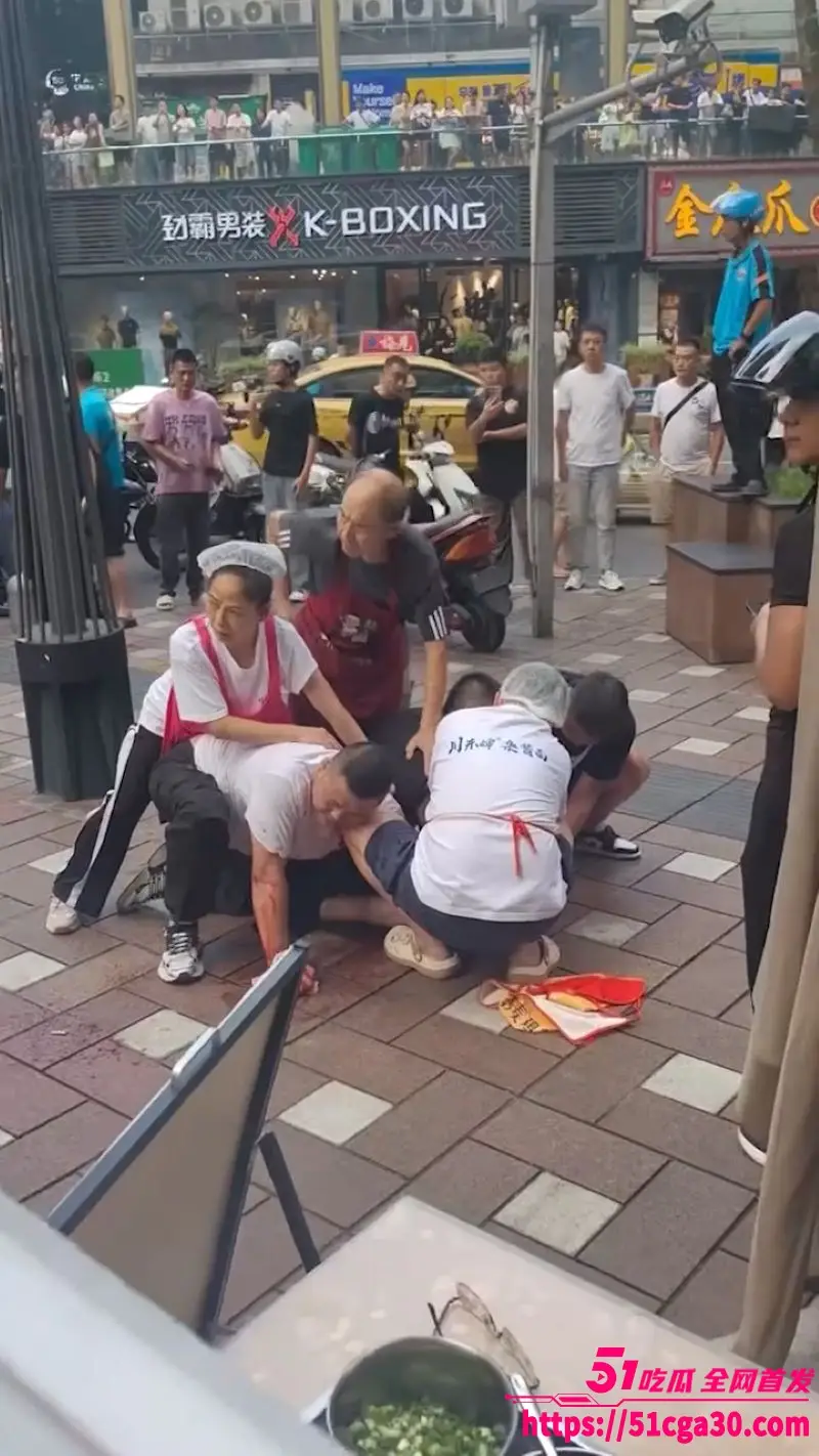 重庆南坪面馆老板 抢客引发血腥斗殴持刀互砍 场面混乱血迹四溅 现场完整版视频流出! 图4