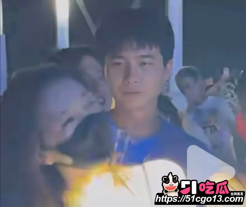 王菲男闺蜜 Ryan 音乐节当众性骚扰 陈粒 强行搂抱咸猪手 当场竖中指硬刚 图24