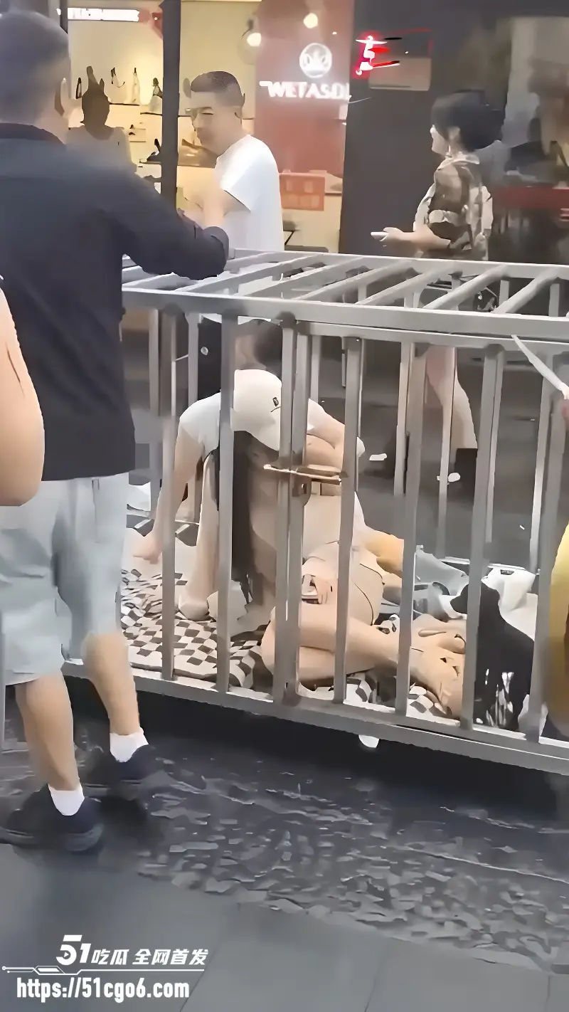 湖南汨罗商业街 惊现活人浸猪笼 俩女一狗被关铁笼 敲锣游街太疯狂！ 图4