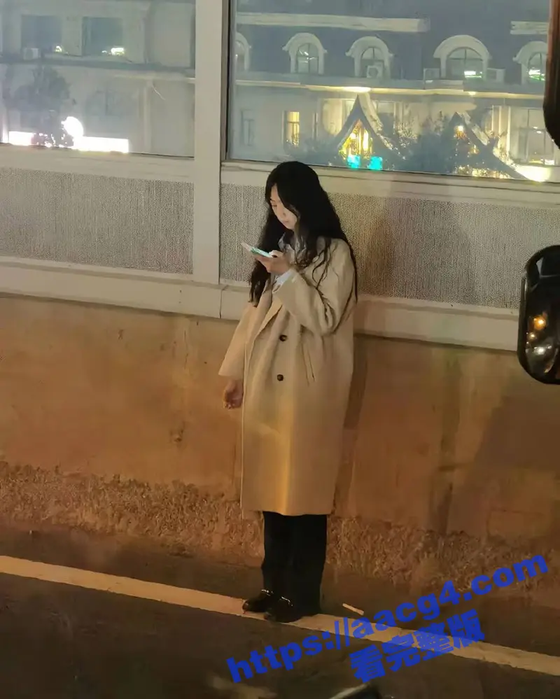 晚风轻拂黑长发 姐开奥迪掀半挂 奥迪姐真容无与伦比的魅力!还在为选择老A8还是新A6烦恼? 奥迪姐给你答案 图10