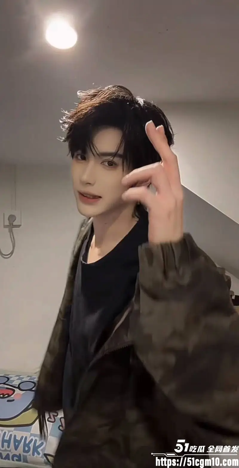 苏江Allin03男团主播 天菜 脚踏6船骗炮无数 偶像男神一夜之间跌落神坛 不雅视频流出惨遭怒喷! 图11