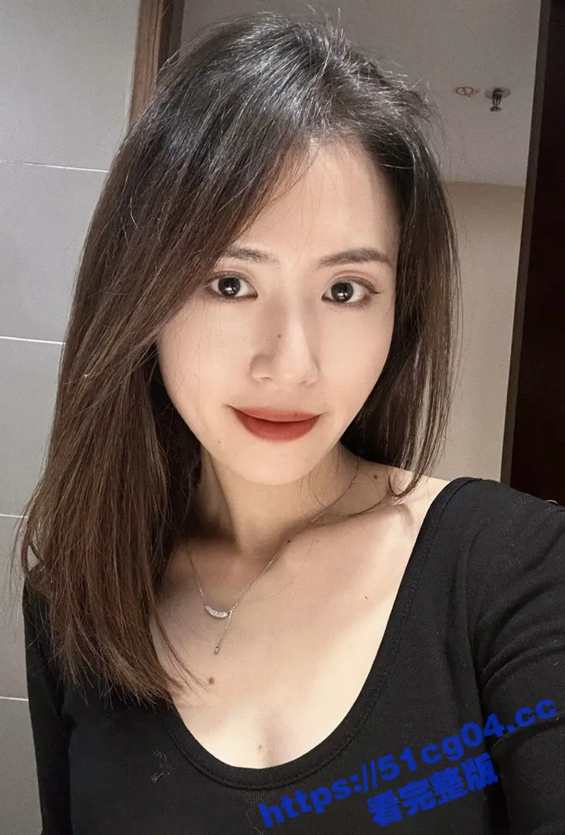 叔嫂乱伦 哥哥在客厅看电视 厕所里把黑丝美腿嫂子按在马桶上后入爆操 看着就很刺激啊 图2