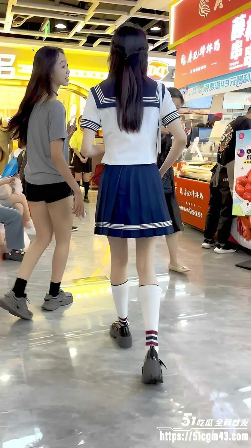 KFC抄底超美学生妹 身穿JK水手服M字腿大开 蓝色内裤全露神图 偷感贼重 图1