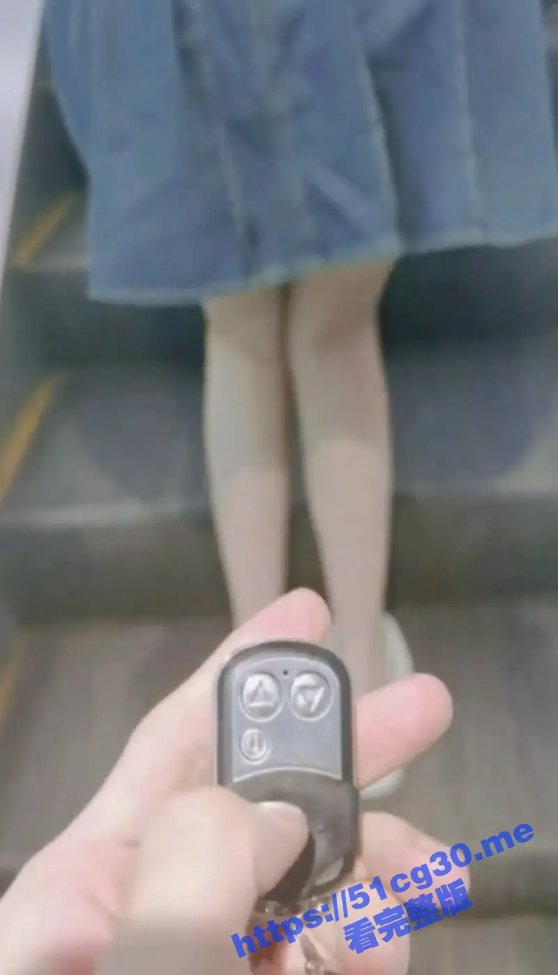 香港情侣一日露出游 短裙真空女勾引陌生人 无底裤长腿少女街头塞震蛋游香港玩露出 网民怒斥不知廉耻! 图1