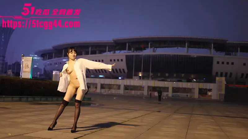 户外人体艺术拍摄 高颜值美女当着路人面大胆全裸 街头公园大胆摆姿 雪白胴体在灯光下闪耀 十分吸睛！ 图4
