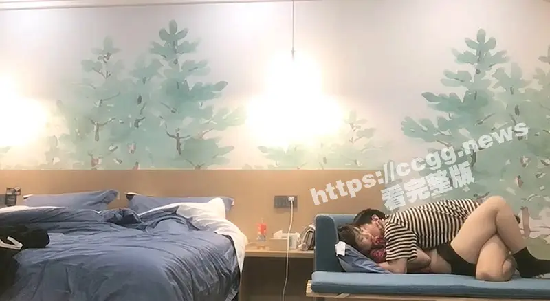 现实版霸王硬上弓 小伙开房约炮女网友 一步步攻破防线 我就蹭蹭不进去! 图1