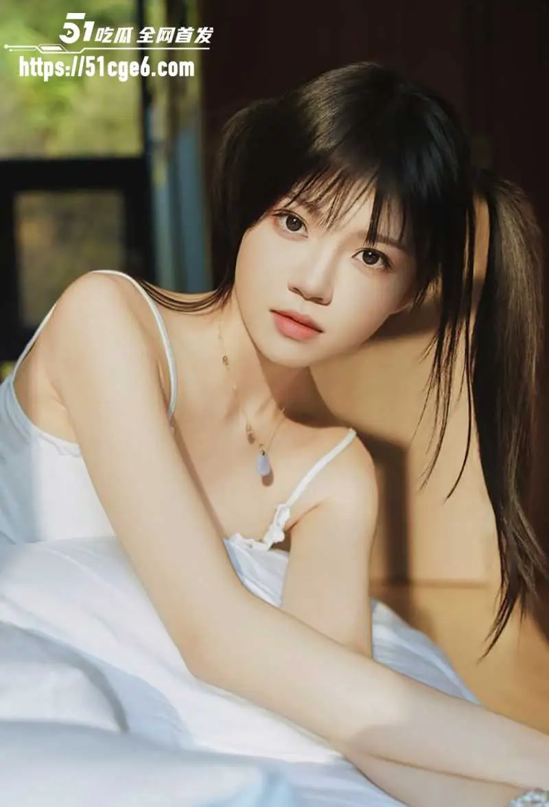 甜心女神 樱桃喵 春日碎花写真 蕾丝吊带勾勒蜜臀 阳光撩拨甜欲肉体 暗藏万千媚意 图3